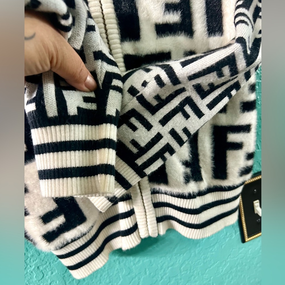 👑✅PRICE FIRM✅ Fabulous White and Black Fashion FF Faux Fur Sweater Jacket - Picture 10 of 17
